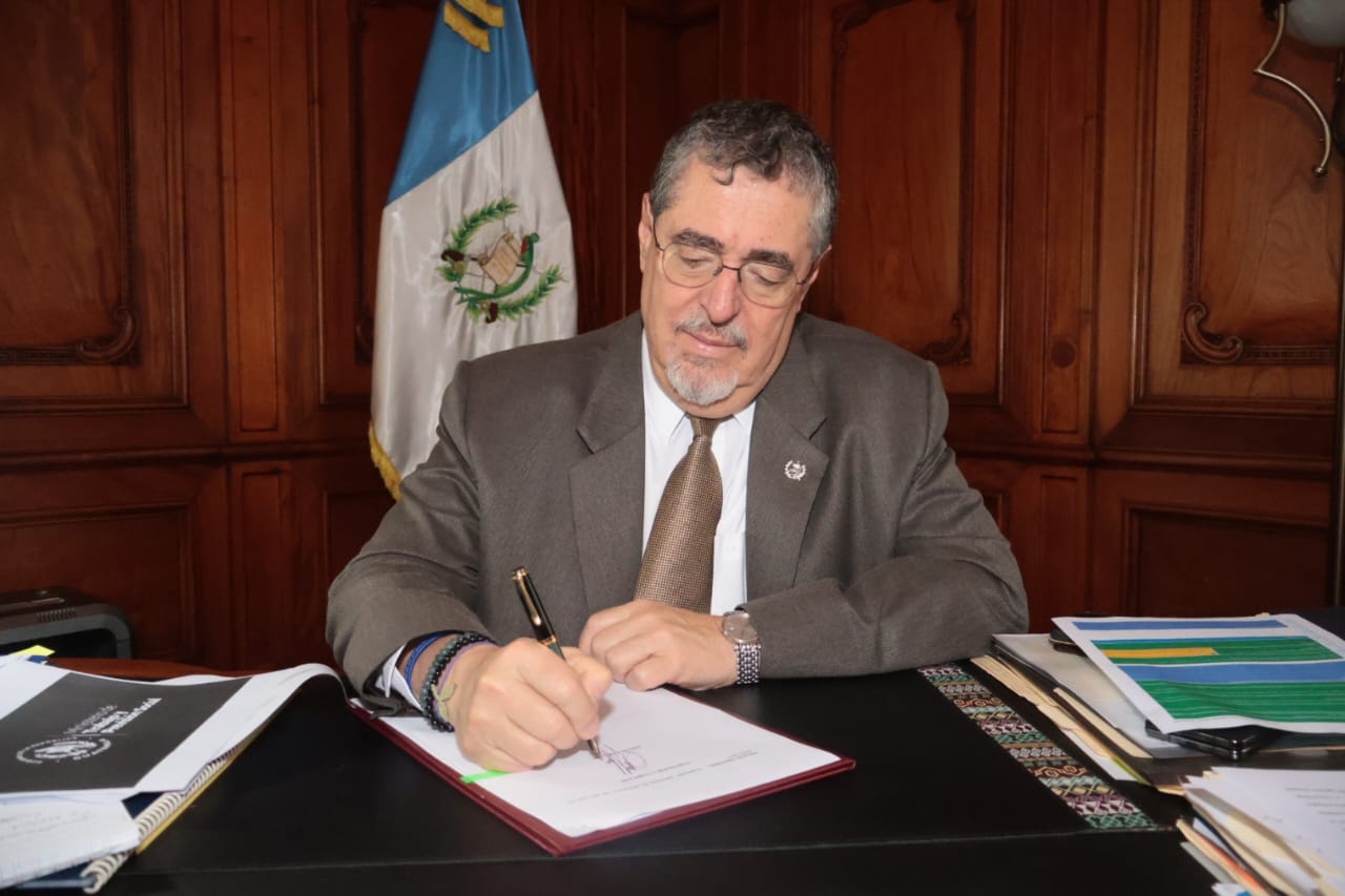 Presidente Arévalo firma aumento a los jubilados y pensionados del Estado. / Foto: Daniel Hernández.
