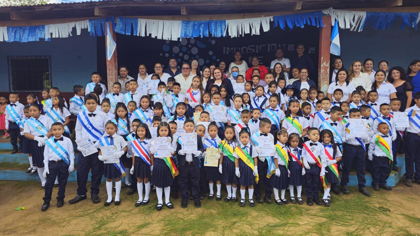 Imposición de bandas a alumnos distinguidos en Jalapa