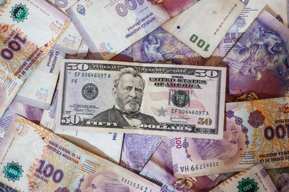 La deuda de Argentina baja a 286 mil 881 millones de dólares en el segundo trimestre de 2024