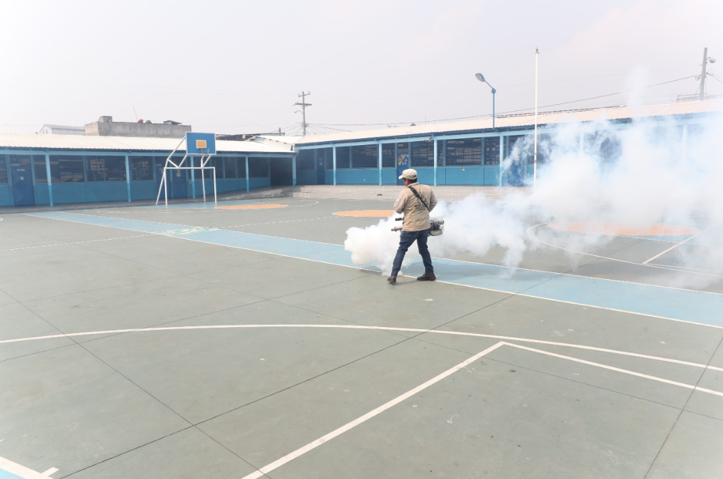 Ministerios de Salud y de Educación refuerzan plan de acción contra el dengue en los centros educativos del país. / Foto: DCA.