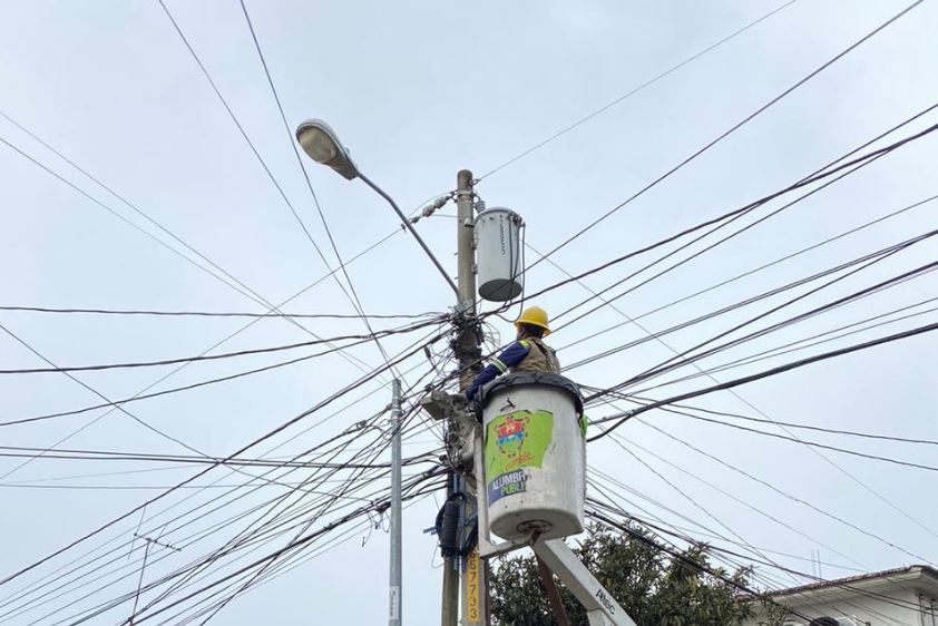 Al retirar los cables o reordenarlos, se obtiene una imagen más limpia y ordenada de la ciudad. / Foto: Municipalidad de Guatemala.