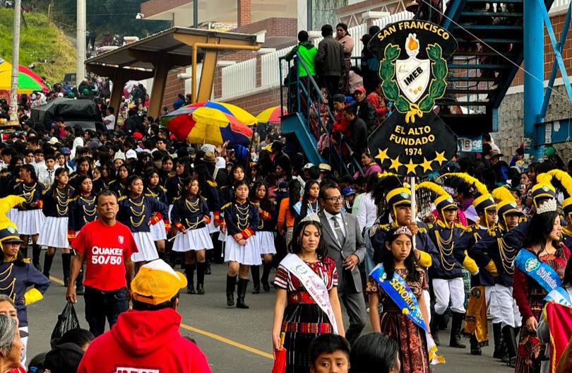 Desfile inaugural de feria patronal de Totonicapán