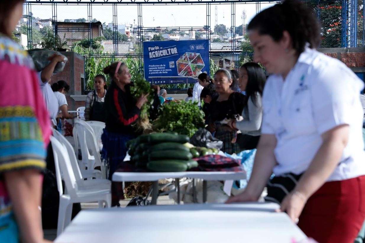 Feria del Agricultor beneficia a familias y productores en tres localidades del país
