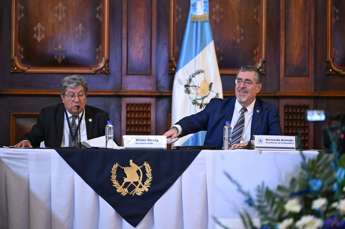 Presidente Arévalo junto al secretario de la SCEP en el Conadur. / Foto: Byron de la Cruz.