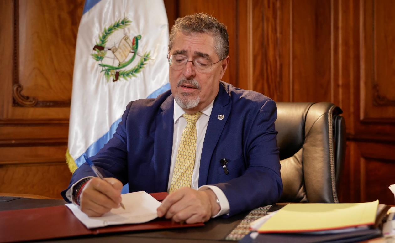 Presidente firma Decreto 17-2024, de la ampliación presupuestaria. / Foto: Dickéns Zamora.