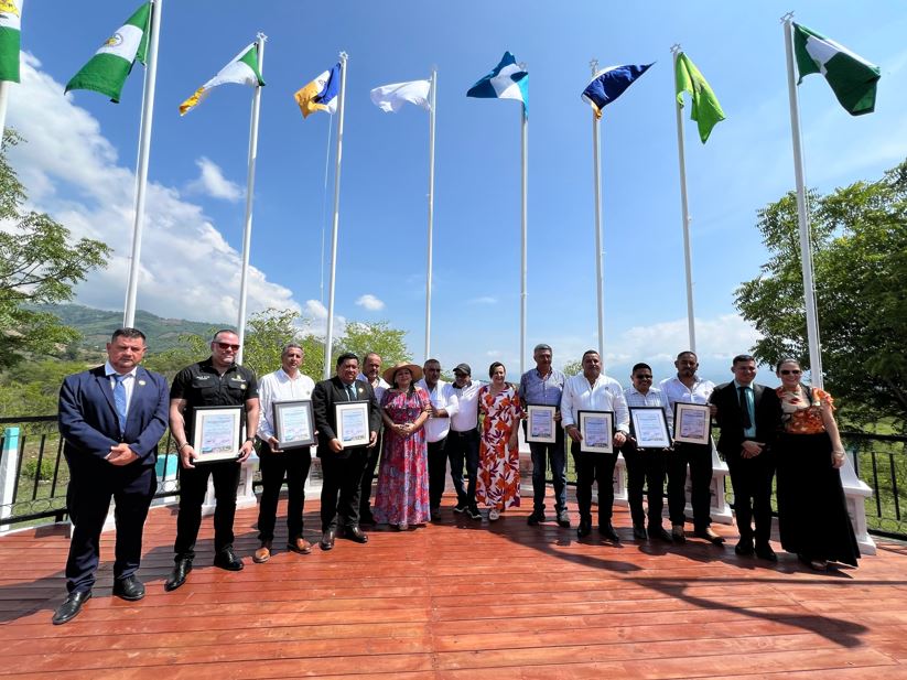 Inauguración de la Plaza las Banderas en el municipio de San José La Arada