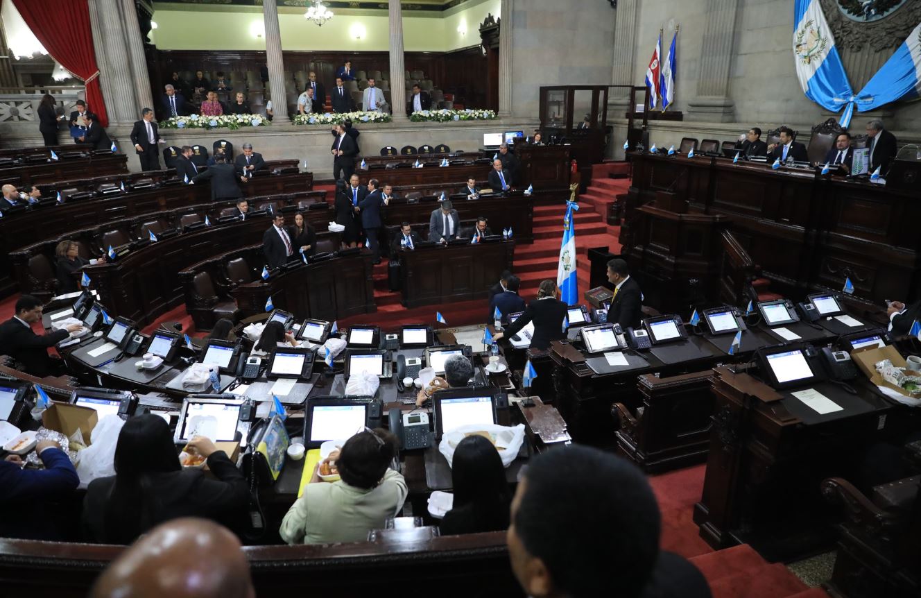 El 12 de septiembre, el ministro logró finalizar las preguntas básicas de la interpelación al ministro de Gobernación.