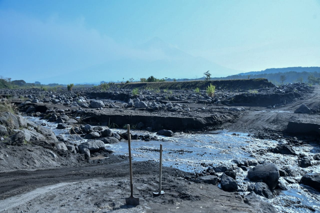 Conred advierte riesgo de deslaves en el volcán de Agua