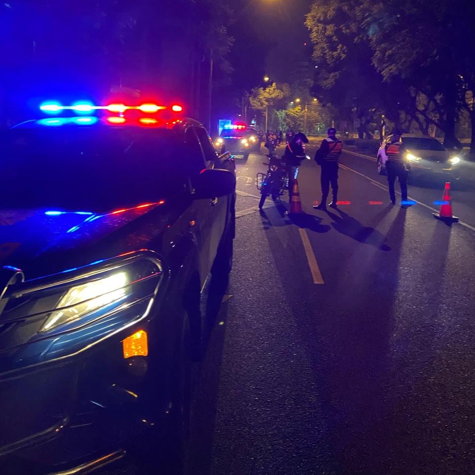 Operativo nocturno neutraliza exhibición ilegal de vehículos modificados