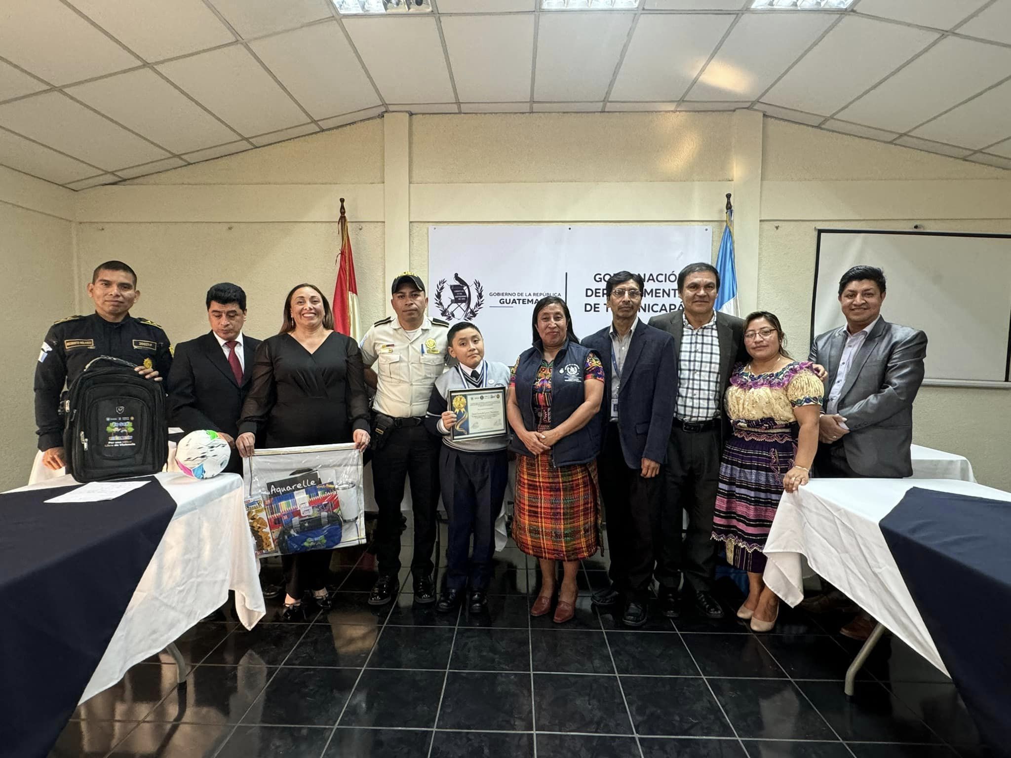 Niño de Totonicapán destaca en certamen de dibujo y pintura organizado por el Mingob
