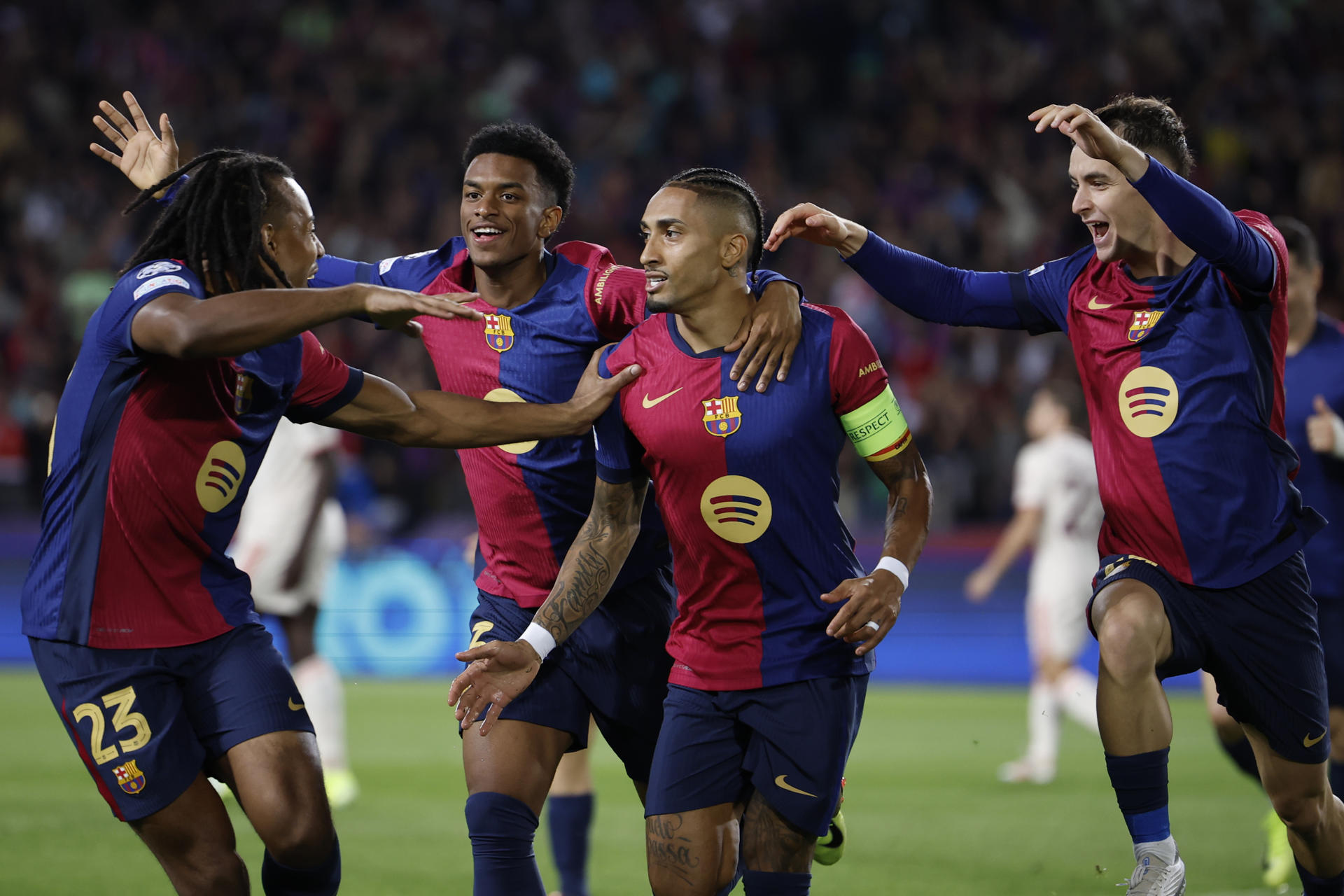 De los pies de Raphinha, el Barcelona rompe la maldición y derrota al Bayern en Champions