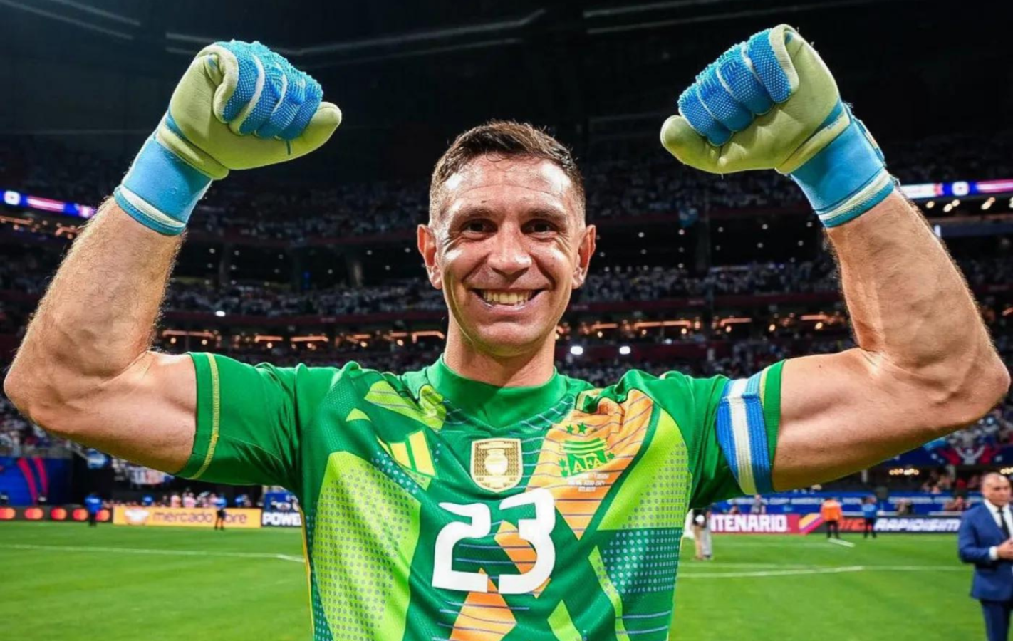Dibu Martínez repite como premio Yashin al mejor portero del año