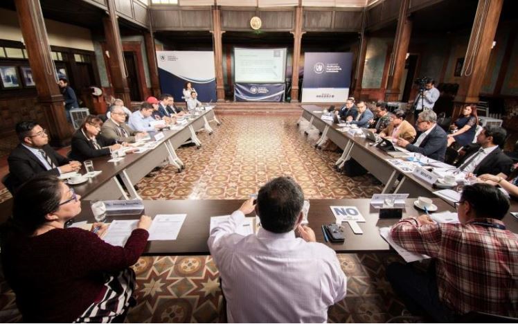 Aprueban precálculo matemático de asignación constitucional a las municipalidades para 2025