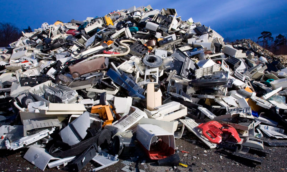Miles de toneladas de basura electrónica se generan por el recambio de aparatos debido a la obsolescencia para la IA.