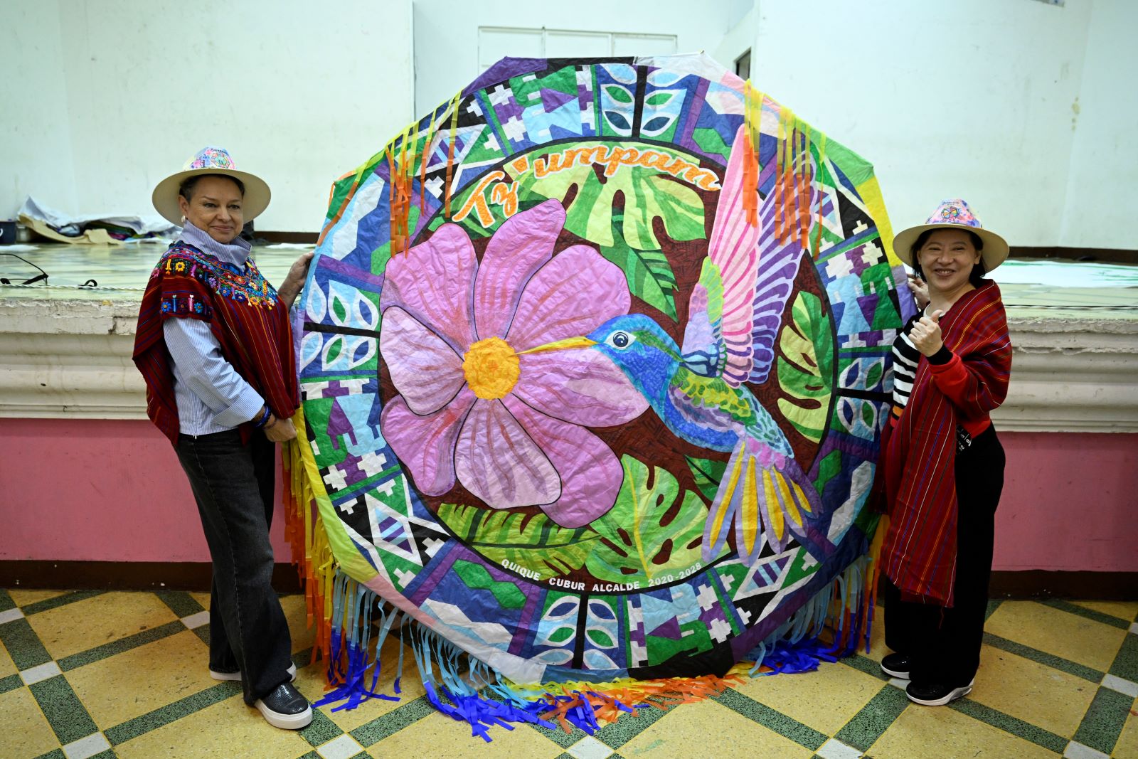 La primera dama doctora Lucrecia Peinado y Patricia Liao, esposa del canciller de Taiwán, junto a un barrilete gigante elaborado en Sumpango, Sacatepéquez. /Foto: Byron de la Cruz