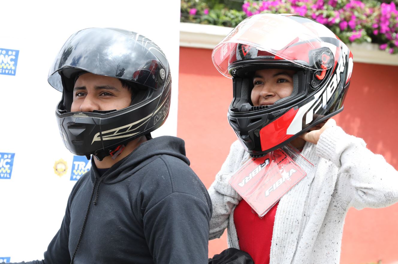 Se ha puesto especial atención en que los motoristas usen sus cascos correctamente y cumplan con todas las disposiciones establecidas en la Ley. / Foto: DT-PNC