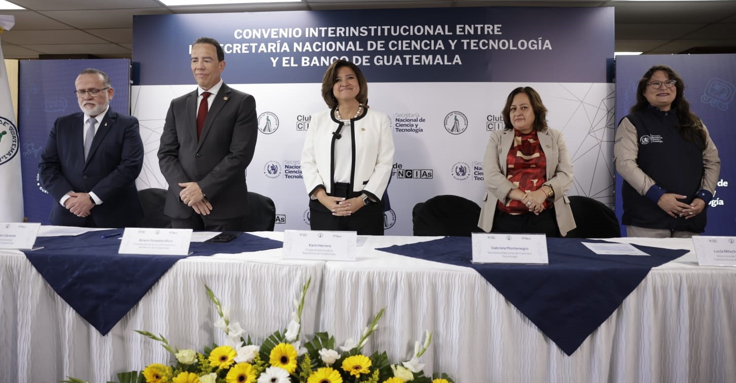 El Banco de Guatemala y la Secretaría Nacional de Ciencia y Tecnología firmaron un convenio interinstitucional para impulsar el conocimiento científico en las bibliotecas con que cuenta el Banguat a nivel nacional. / Foto: Dickens Zamora.