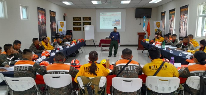 La Conred impartió el curso de bombero forestal a un grupo de 32 nuevos integrantes de la Brigada de Respuesta a Incendios Forestales y de la Brigada Humanitaria de Rescate del Ejército de Guatemala. / Foto: Conred.
