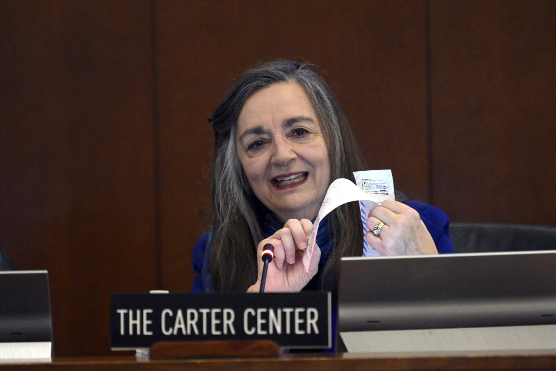 Jennie Lincoln, representante del Centro Carter, muestra a la OEA boletas originales de votación de Venezuela que indican el triunfo del opositor Edmundo González Urrutia.