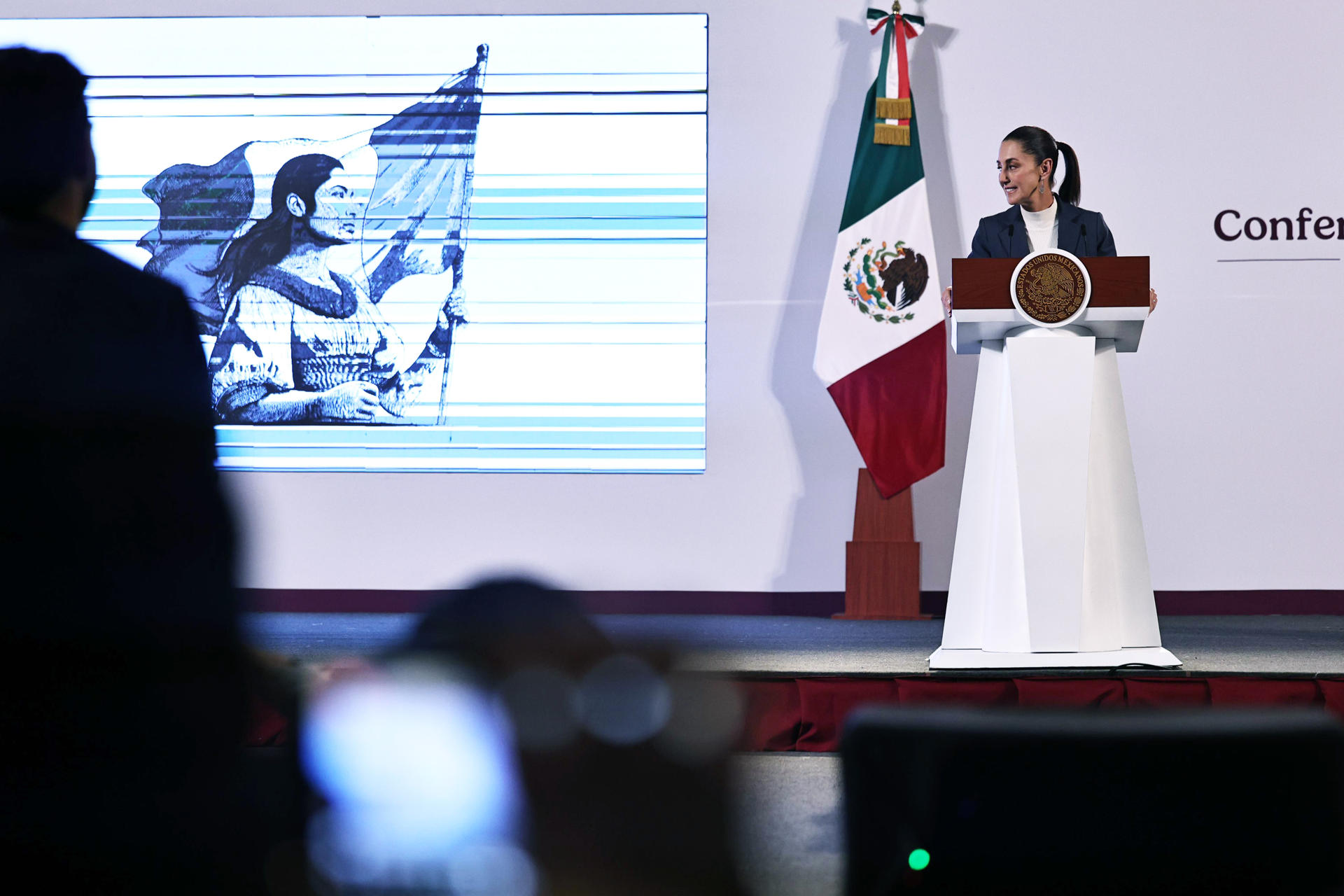 Sheinbaum promete estilo propio y conciliación en su primera conferencia “mañanera”