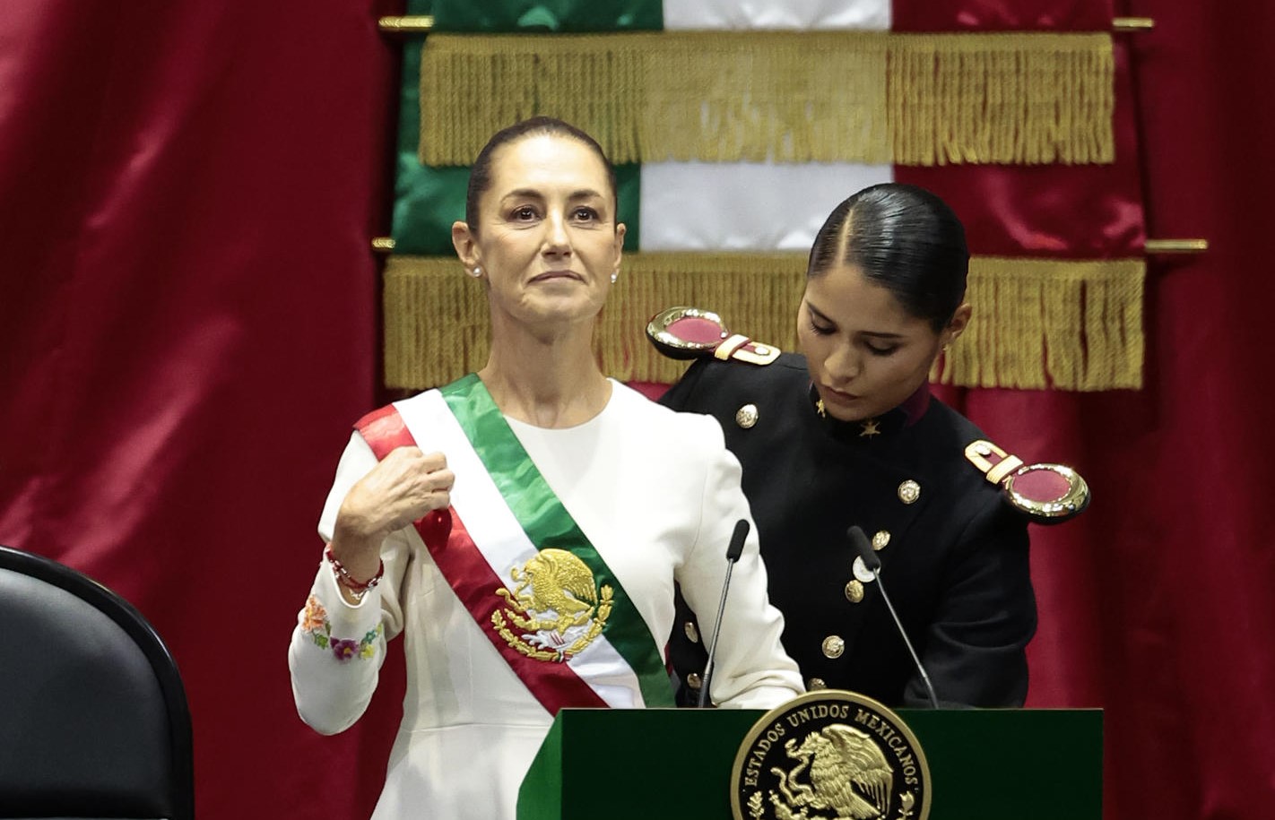 La presidenta de México Claudia Sheinbaum, recibe la banda presidencial en la Cámara de Diputados.