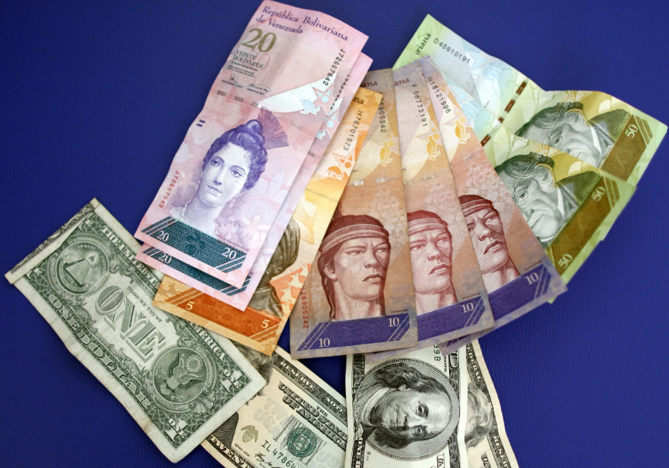 El dólar sigue fortaleciéndose frente a la economía de Venezuela. / Foto: EFE.