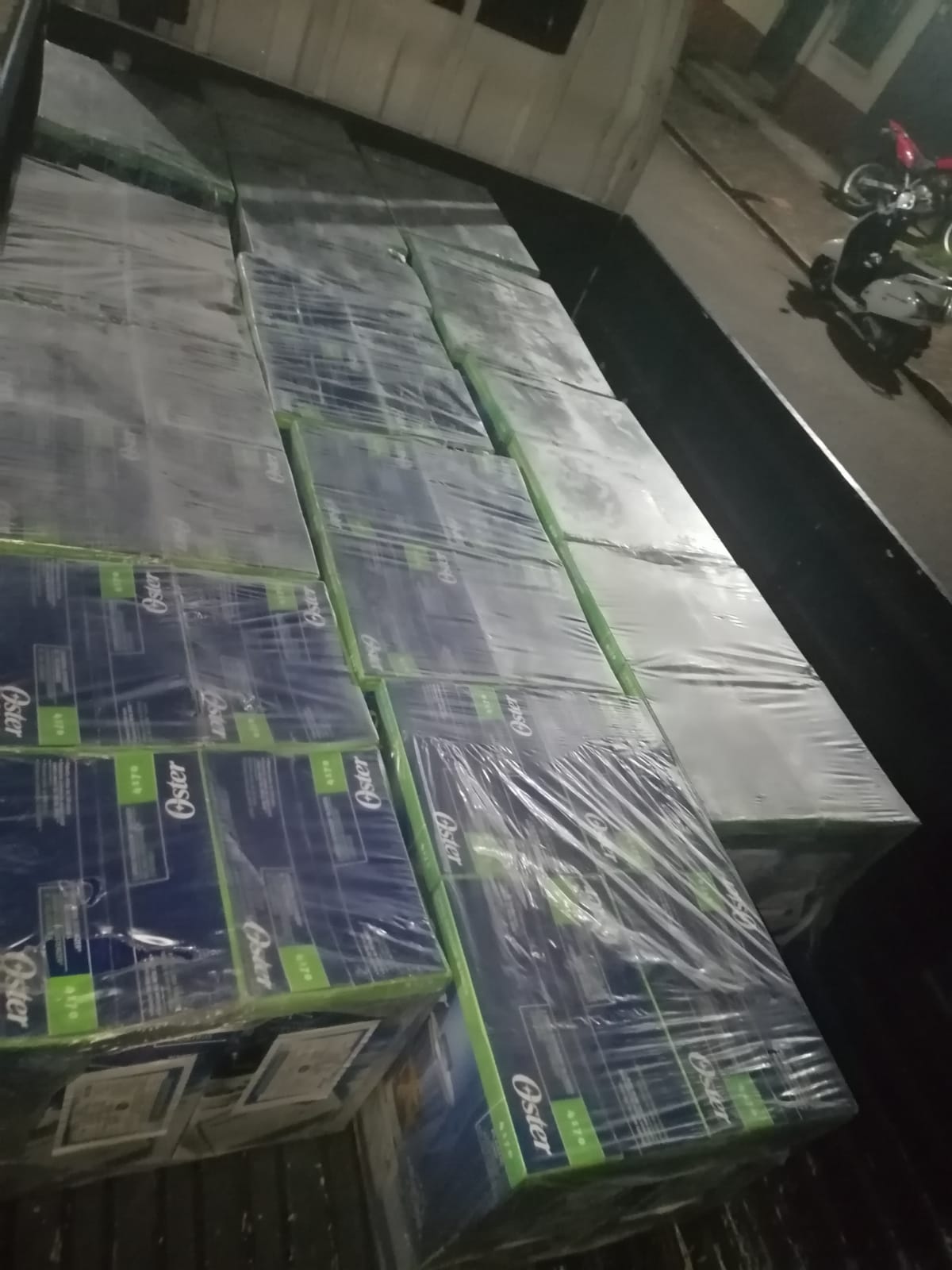Oportuna denuncia ciudadana permite que agentes de la PNC logren la captura y recuperación de un lote de 52 licuadoras que momentos antes habían sido robadas en una bodega, en Malacatán, San Marcos. / Foto: PNC.