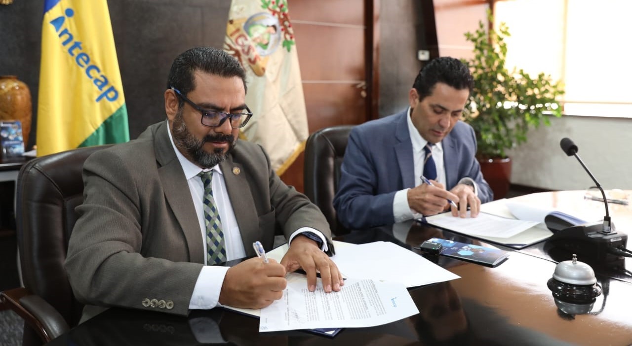 IGSS e Intecap firman convenio de cooperación interinstitucional. / Foto: IGSS.
