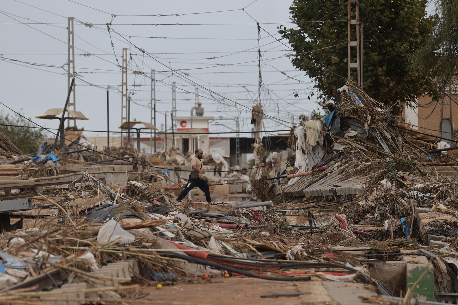 Las calles de distintas ciudades de Valencia continúan llenas de escombros luego de las inundaciones a causa del temporal que afectó la zona el martes por la noche.