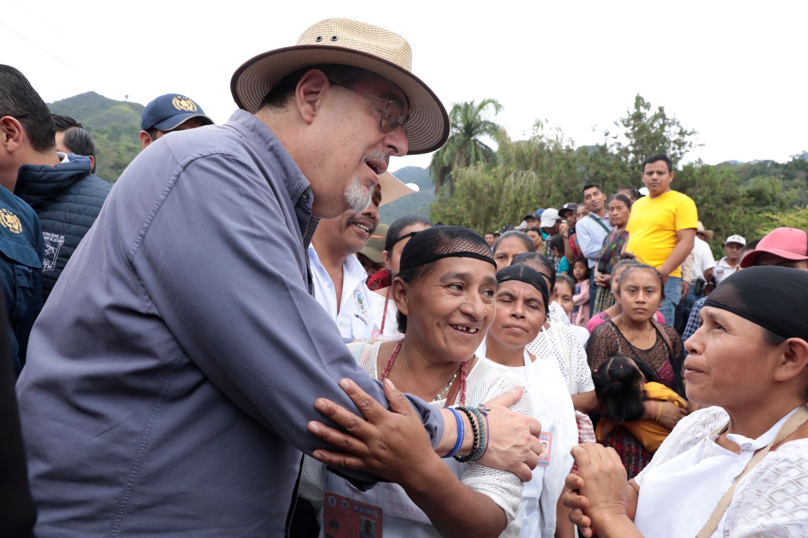 Pobladores de Senahú recibieron al presidente Bernardo Arévalo.
