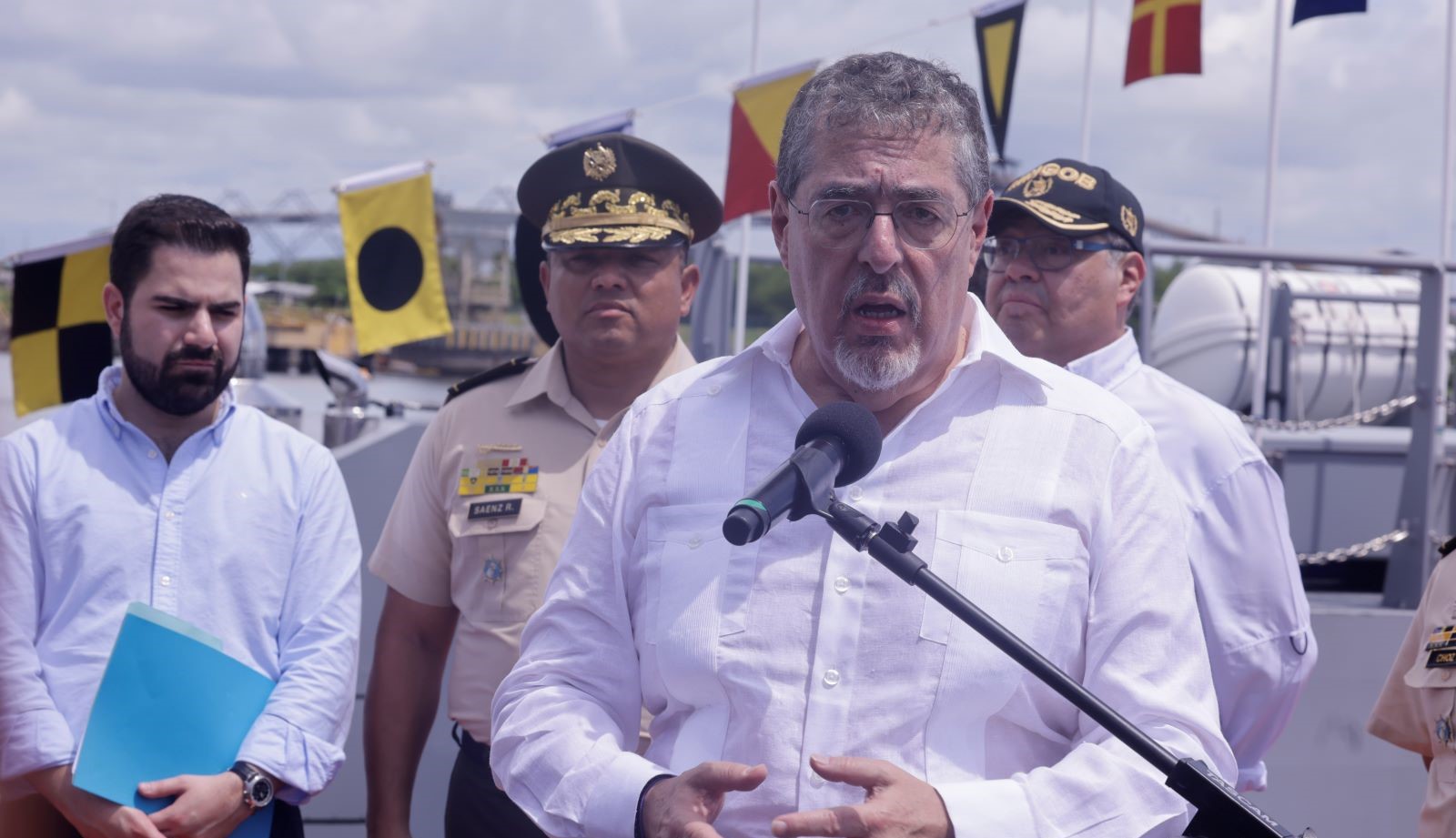 El presidente Bernardo Arévalo instó a los nuevos magistrados a recuperar la confianza en la justicia. /Foto: Diekéns Zamora