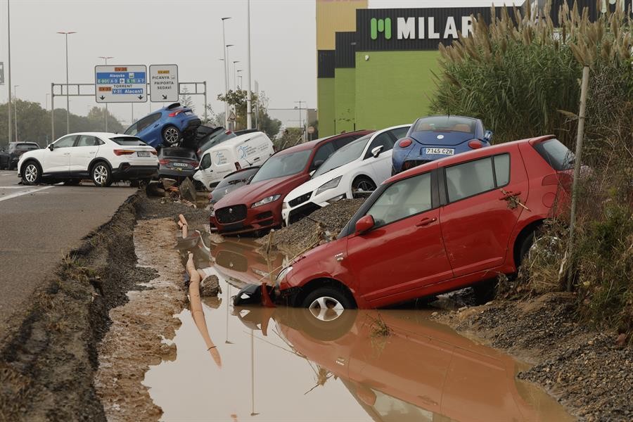 Minex en alerta por situación de connacionales en España afectados por tormenta DANA