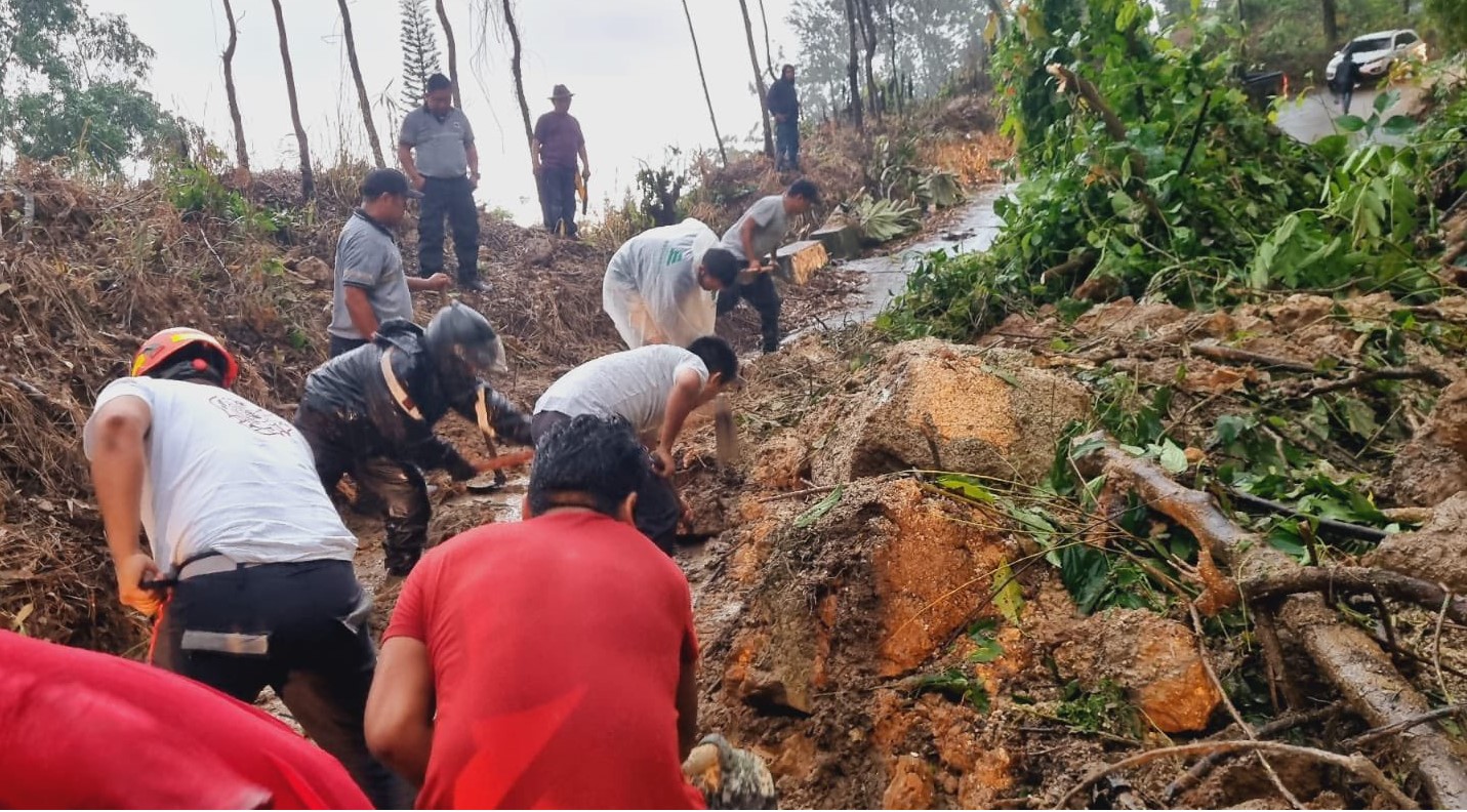 La Conred informó que varios bomberos con colaboración de vecinos despejan la ruta afectada por un deslizamiento de tierra ocurrido en el kilómetro 161+500 en la carretera RD-SUCH 14, en el municipio de Chicacao, Suchitepéquez.