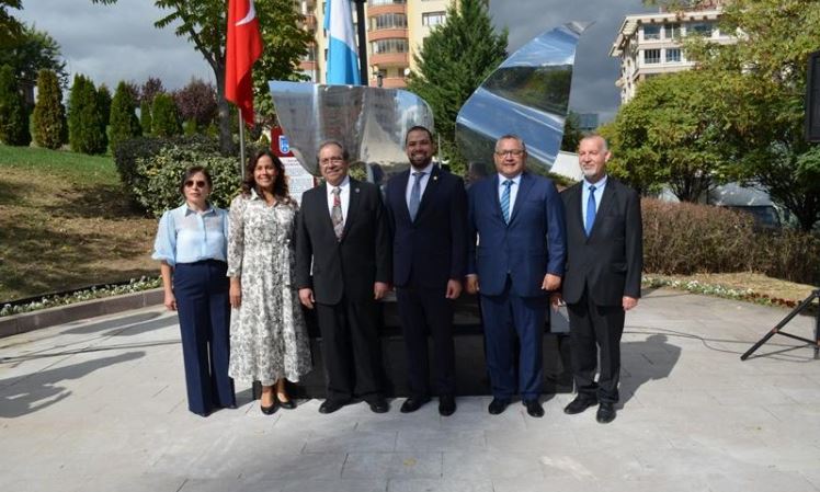 Develan escultura guatemalteca del “Ángel de la Paz” en Ankara, Türkiye