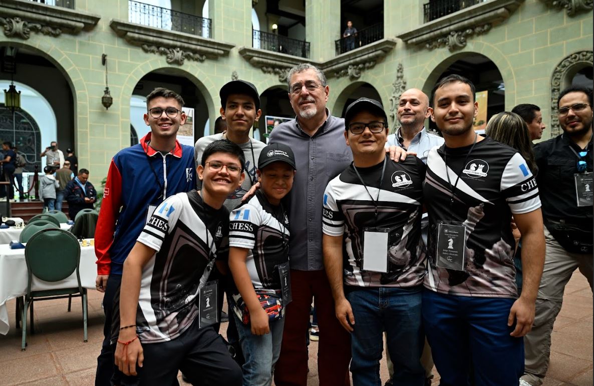 El presidente Bernardo Arévalo en el torneo de ajedrez Revolución 1944-2024
