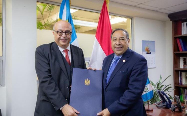Embajador de Egipto presenta copias de estilo en Guatemala