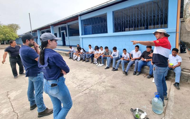Estudiantes reciben capacitación del MAGA sobre insecticida orgánico. / Foto: MAGA.