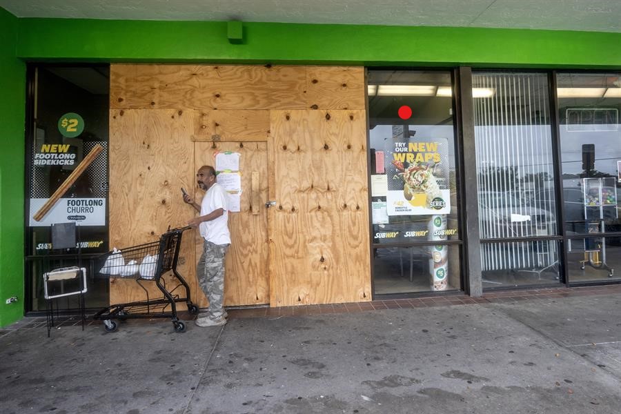 Huracán Milton: Gobernador de Florida dice que aún hay tiempo para evacuar y refugios disponibles