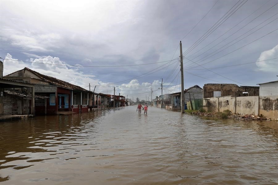 Emiten alerta de tornados para partes del sur de Florida por huracán Milton