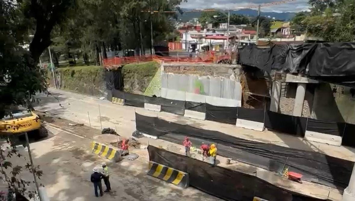 Desmantelan el antiguo puente Adolfo Mijangos. / Foto: Municipalidad de Guatemala.