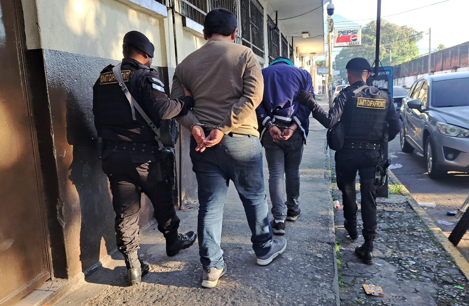 PNC captura a hombres y señalados de coyotaje. /Foto: PNC.