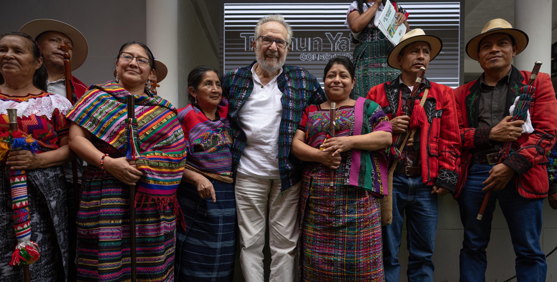 El relator especial para el derecho al agua y saneamiento de la ONU, Pedro Armijo -centro-, posa junto a autoridades indígenas durante un encuentro de comunidades en San Pedro La Laguna, Sololá./Foto: EFE