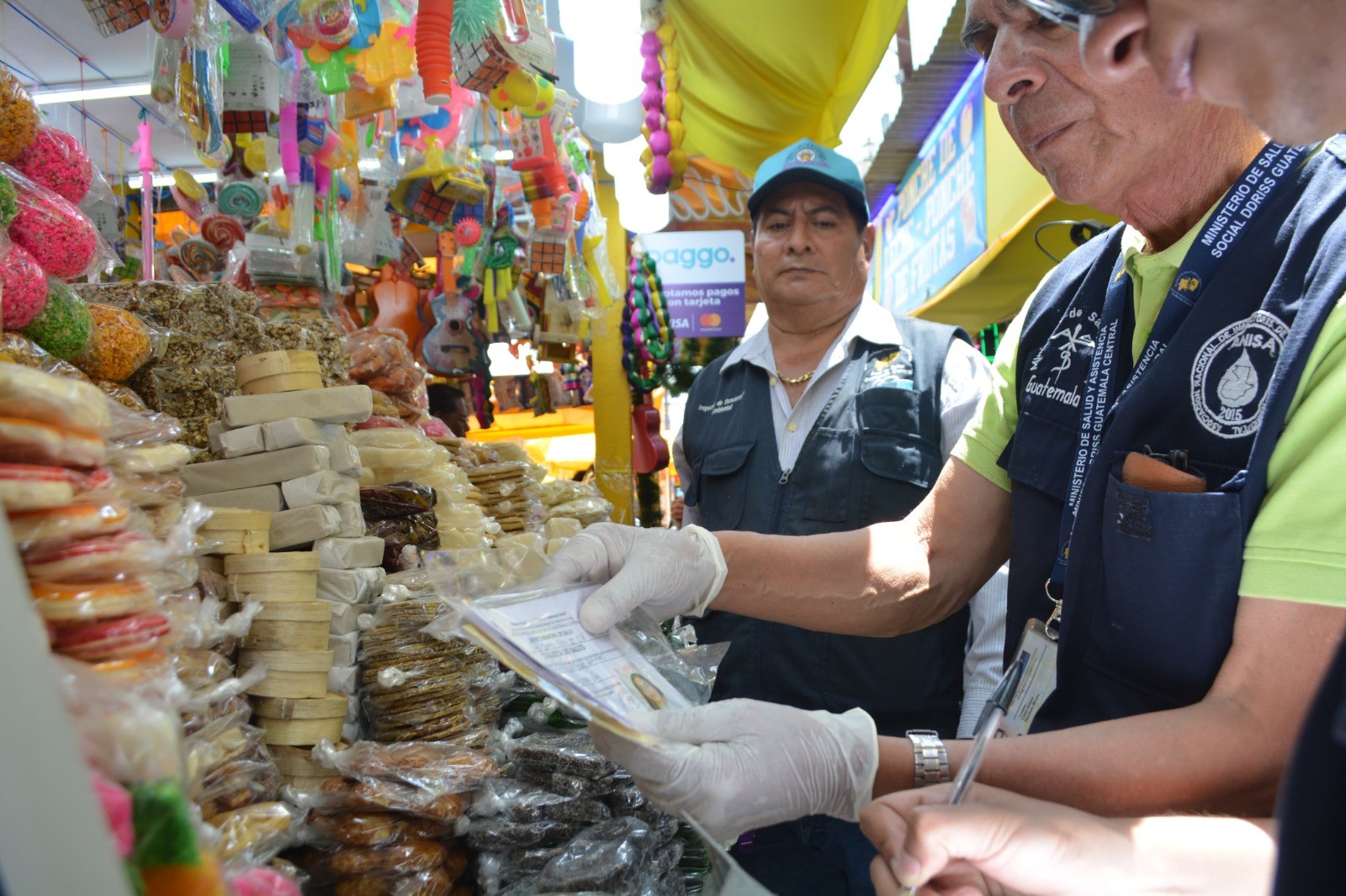 Para cuidar de la salud de los visitantes a las ventas de alimentos que se ubican en las afueras de la Iglesia de Santo Domingo, personal del Ministerio de Salud Pública y Asistencia Social verificó tarjetas de salud y de manipulación de alimentos. / Foto: MSPAS.
