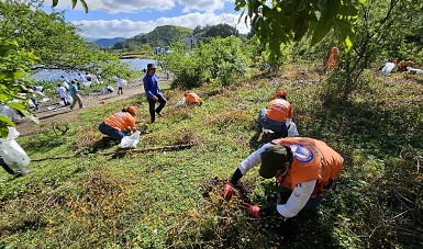 La Secretaría Ejecutiva de la Conred junto con otras entidades realizó una jornada de limpieza y reforestación en los alrededores del Lago de Amatitlán. / Foto: Conred.