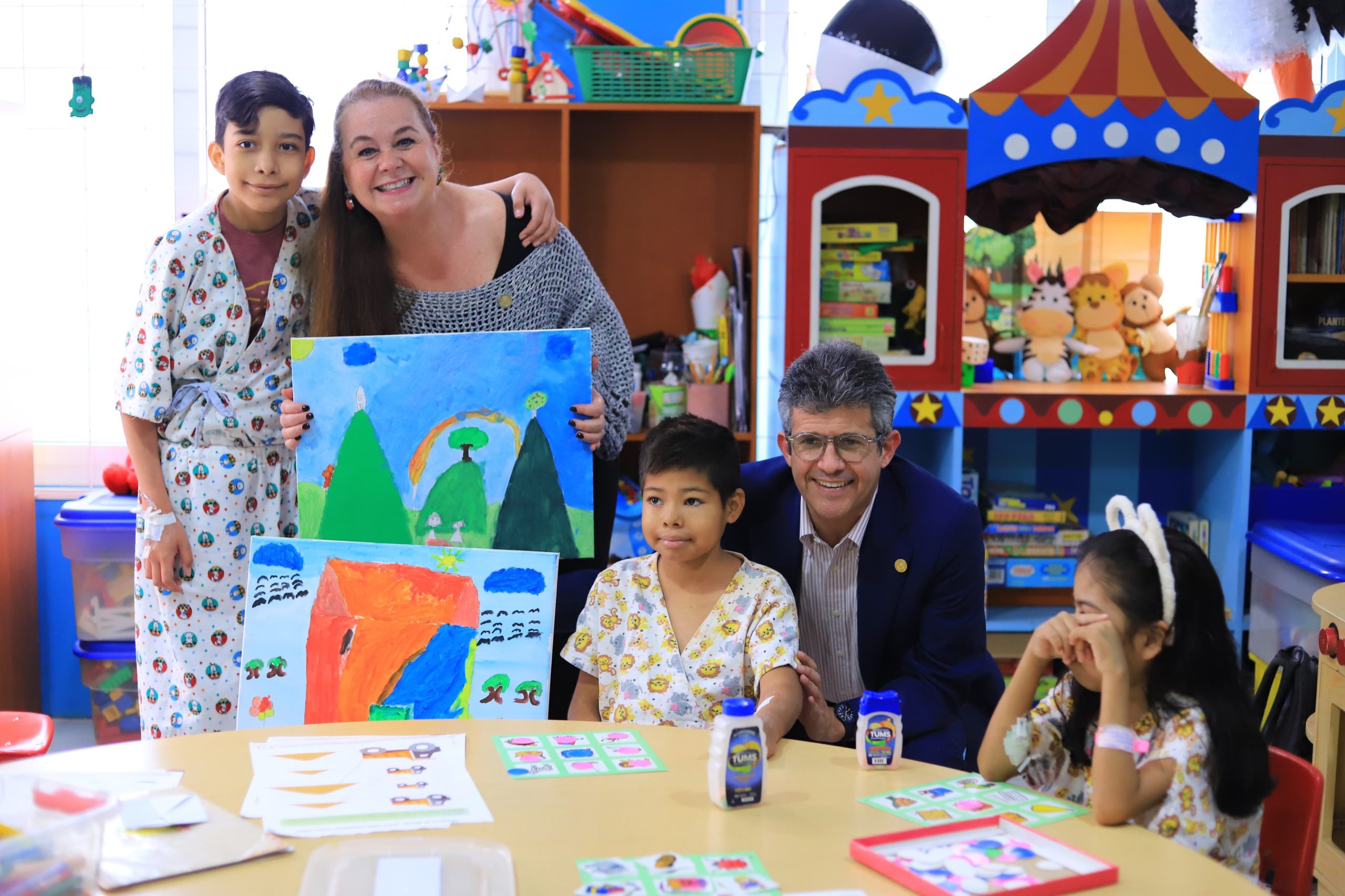 Los ministros de Educación y de Salud comparten con niños atendidos por la escuela instalada en el Hospital Roosevelt. / Foto: Mineduc.