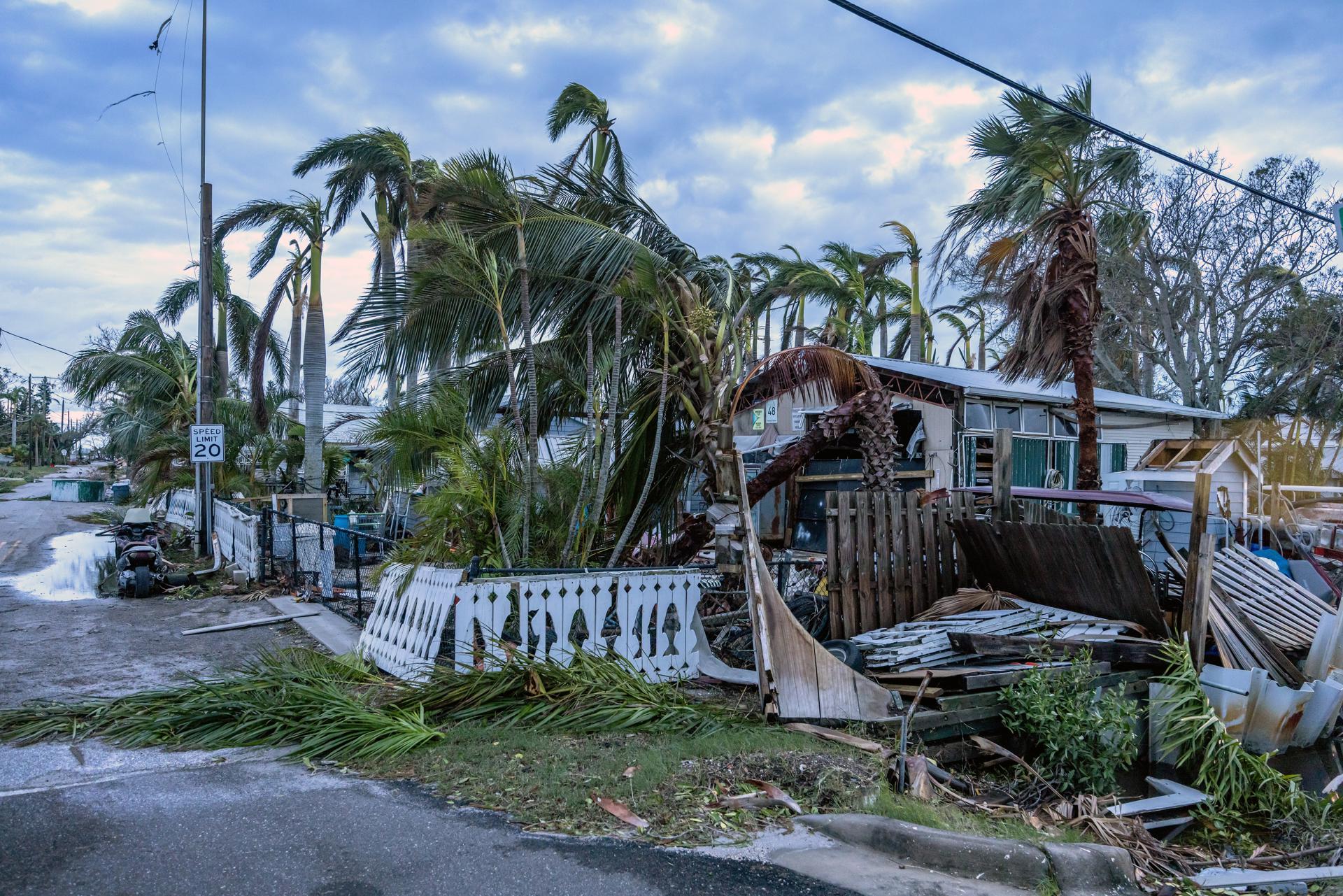 Aumentan a 10 los muertos por los tornados y el huracán Milton en Florida