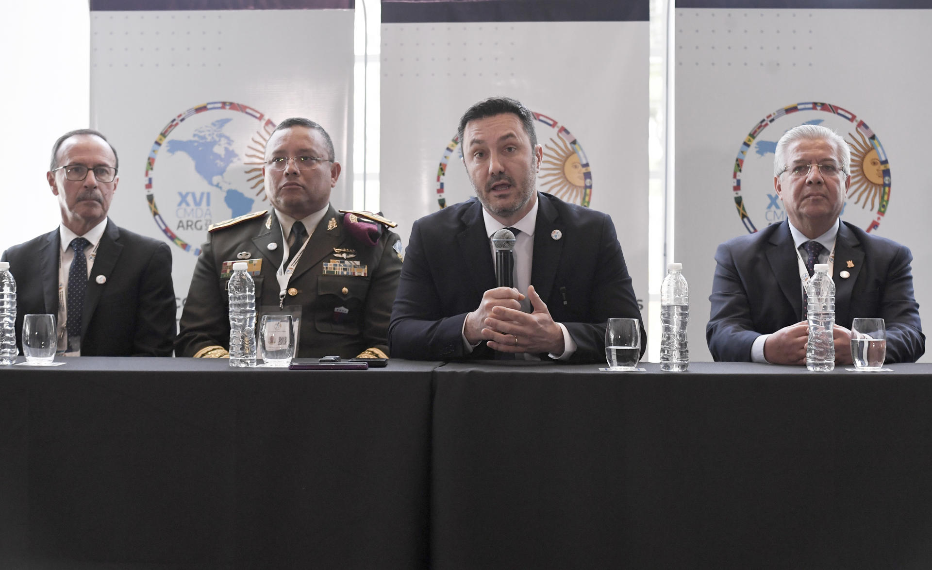 El ministro de Defensa, Hendy Sáenz -segundo- participa en la XVI Conferencia de Ministros de Defensa de las América que se desarrolla en Mendoza, Argentina.