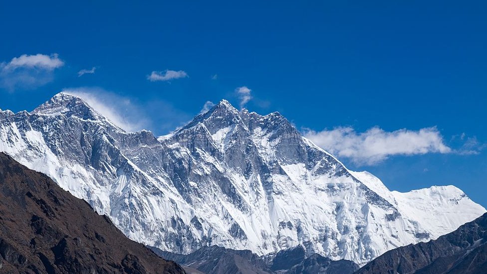 El Everest es tan alto y aún sigue creciendo por la erosión de un río cercano