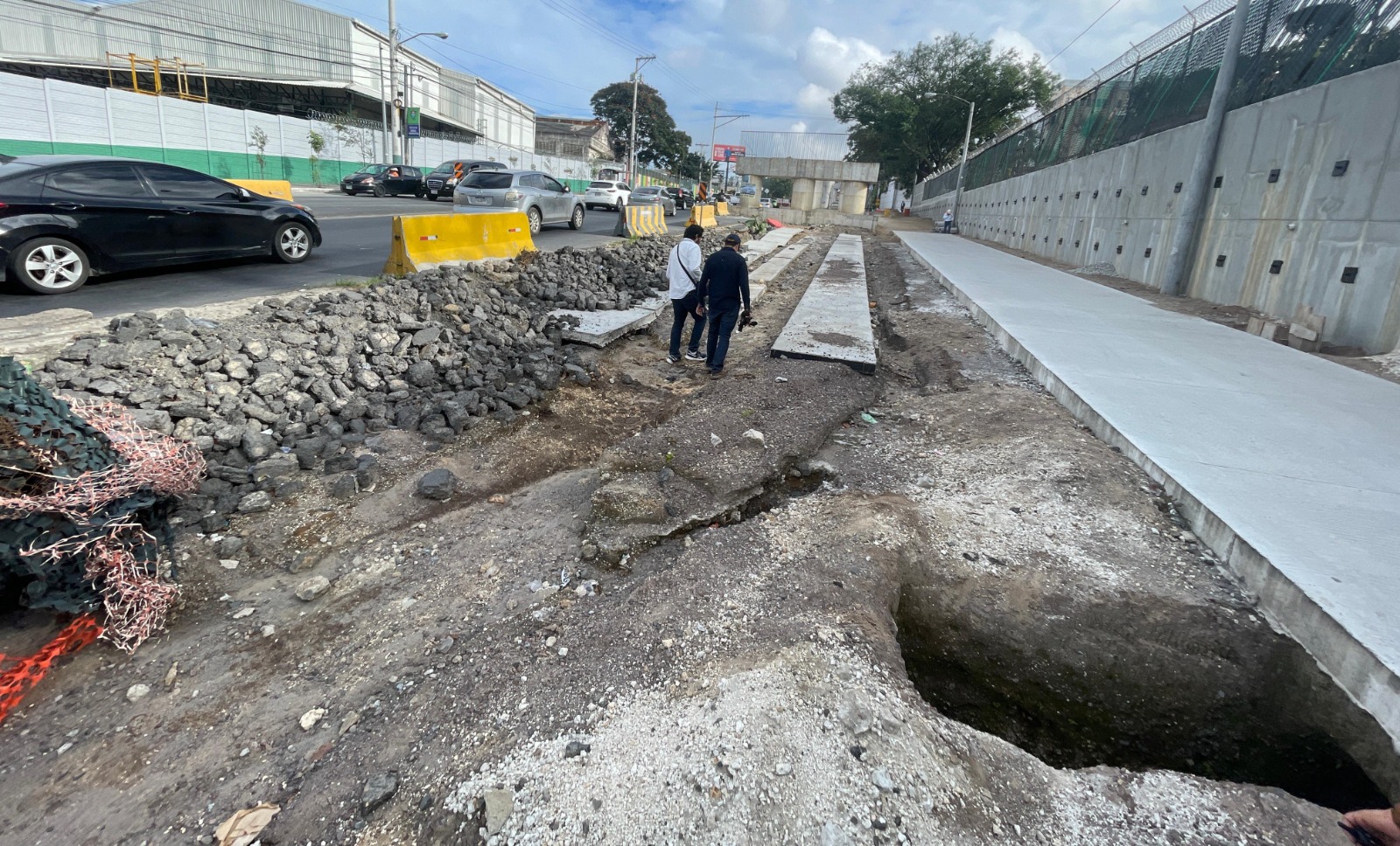 Hoy venció el plazo acordado entre el CIV y la empresa a cargo de construir el paso a desnivel en la Avenida Petapa y 53 calle zona 12, que a partir de hoy, se dio por finalizado su contrato por incumplimiento. / Foto: CIV.