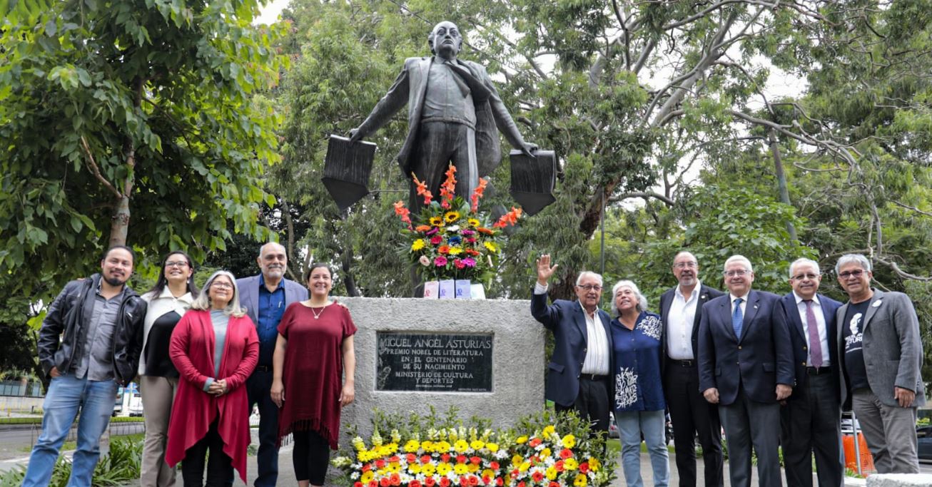Rinden Ofrenda Floral en Monumento de Miguel Ángel Asturias en Avenida La Reforma